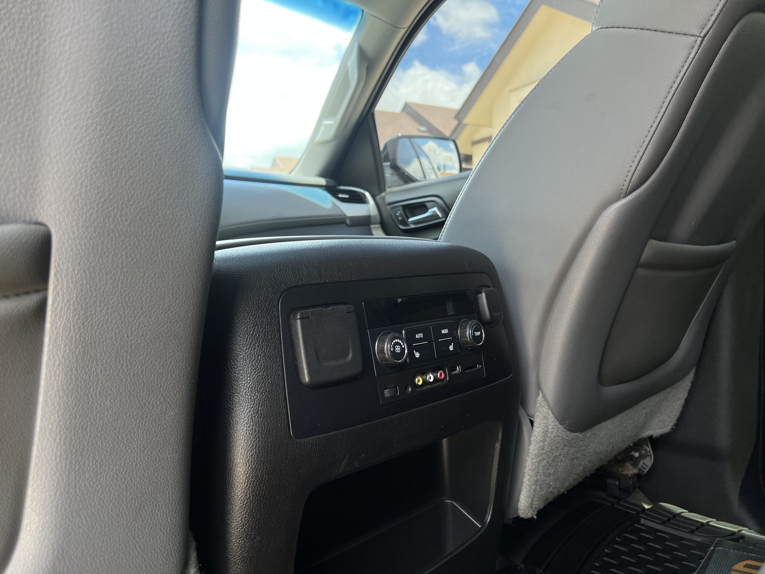 Chevrolet Tahoe — foto 9 de 18